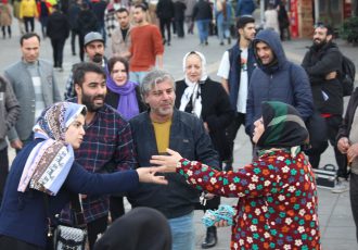 نمایش خیابانی (دستفروش) در پیاده راه فرهنگی رشت اجرا شد